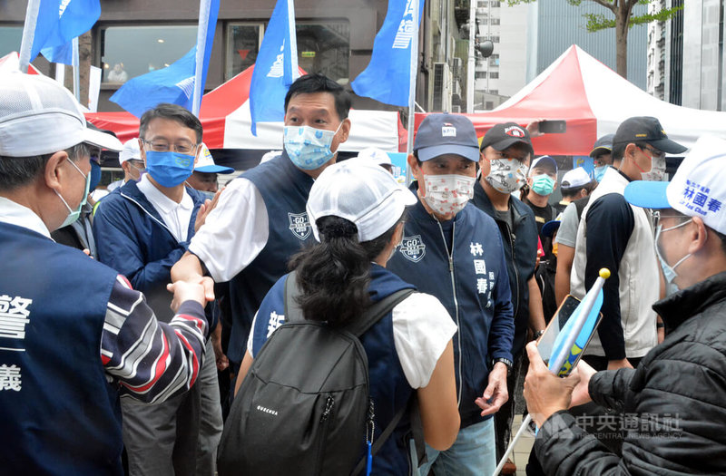 前總統馬英九（2排右）23日午前往新北市板橋區參加國民黨籍新北市議員林國春（2排中）競選總部成立大會，與支持民眾握手致意。中央社記者黃旭昇新北攝  111年10月23日