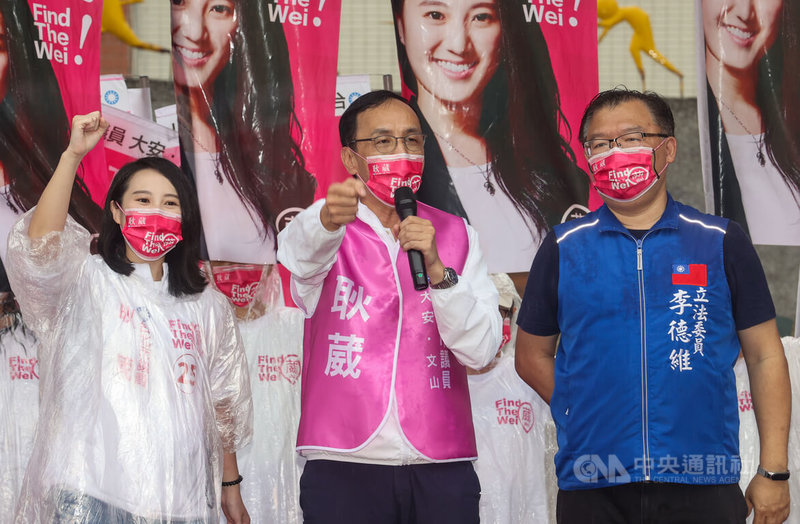 國民黨台北市議員參選人耿葳（左）23日成立競選總部，黨主席朱立倫（中）與立委李德維（右）到場，為她站台助選。中央社記者鄭清元攝  111年10月23日