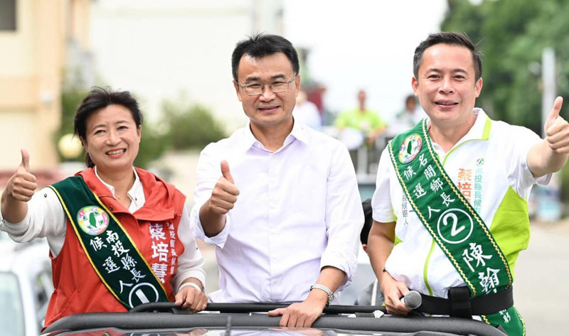 民進黨南投縣長參選人蔡培慧（左）、名間鄉長參選人陳翰立（右）23日由農委會主委陳吉仲（中）陪同在名間鄉進行車隊掃街，沿途許多居民熱情回應。（蔡培慧團隊提供）中央社記者蕭博陽南投縣傳真  111年10月23日