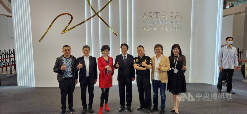 副總統賴清德（中）23日出席「台北國際藝術博覽會」，宣傳大使白嘉莉（左3）、文化部長李永得（左2）陪同。中央社記者葉素萍攝 111年10月23日