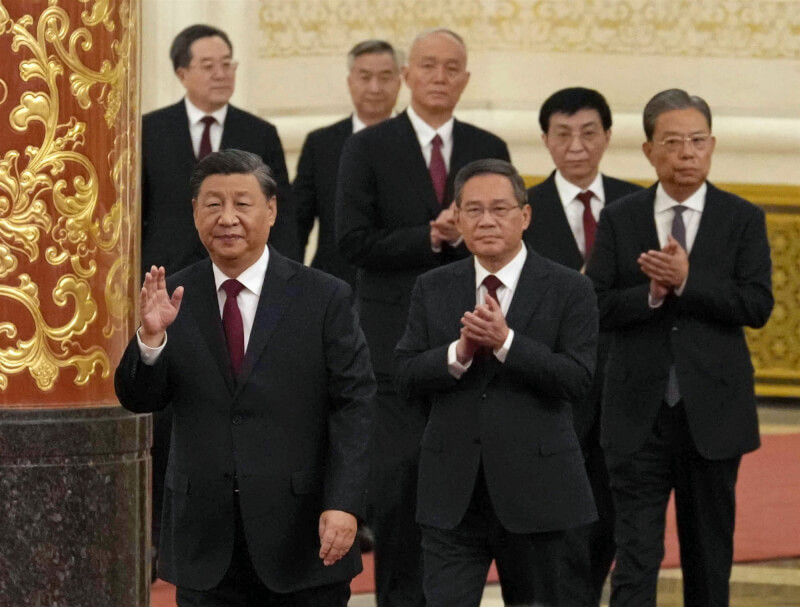 中共新一屆領導班子清一色是總書記習近平（前左）人馬，上海市委書記李強（前中）可能在明年「兩會」接替李克強成為新總理。（共同社）