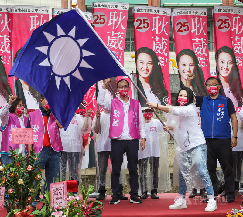 國民黨主席朱立倫（後中）23日為台北市議員參選人耿葳（前）站台助選，並授旗祝福她高票當選。中央社記者鄭清元攝  111年10月23日