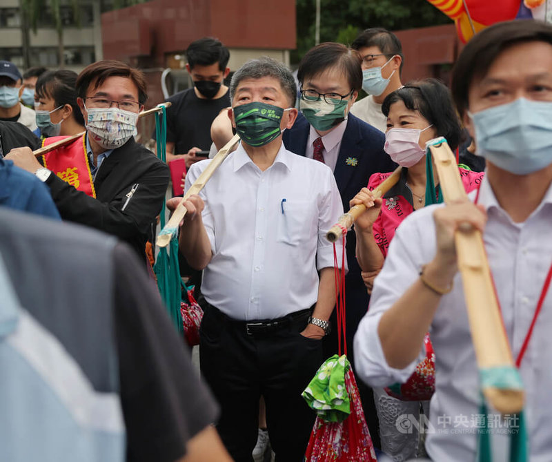 2022台北客家義民嘉年華挑擔奉飯活動23日在客家文化主題公園登場，民進黨台北市長參選人陳時中（中）出席並表示，這是非常有意義的活動，過程也非常開心，將來希望擴大辦理。左為台北市民政局長藍世聰。中央社記者王飛華攝  111年10月23日