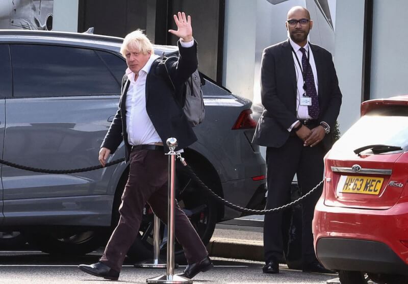 英國前首相強生（左）提早結束了加勒比海假期，從多明尼加共和國搭機返英，準備投入黨魁選戰。（路透社）