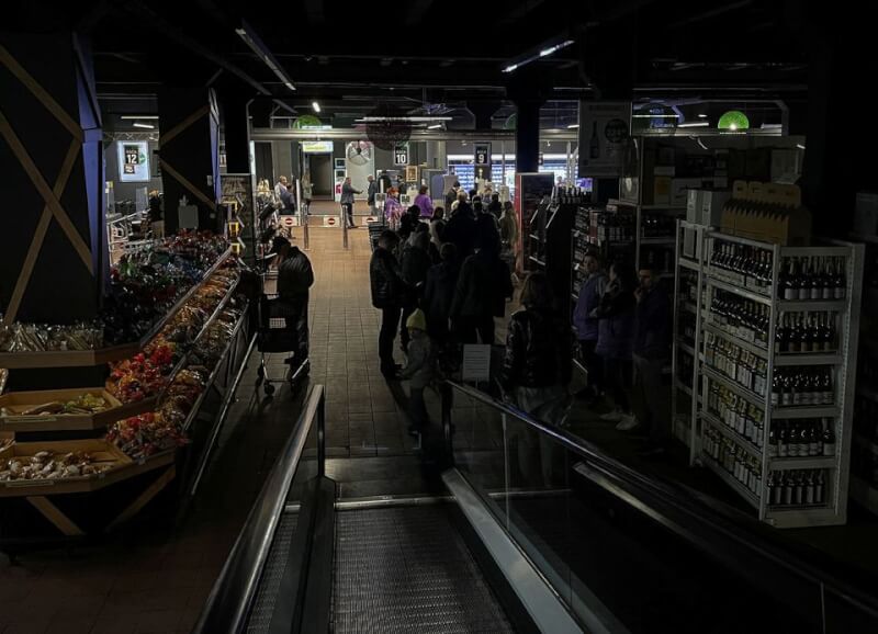 圖為基輔10月22日一家超市停電。（路透社）