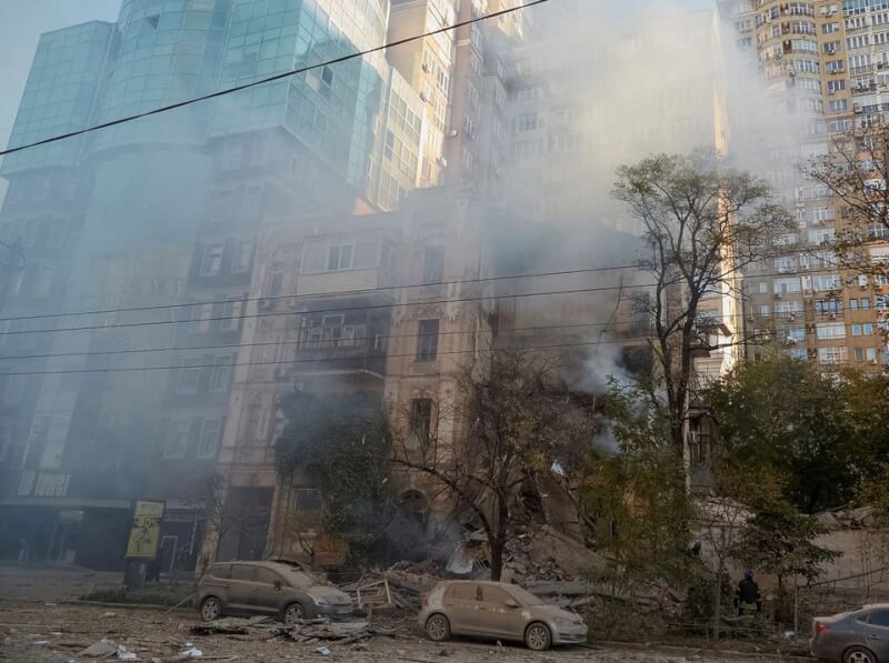 圖為17日基輔一處住宅大樓遭俄羅斯無人機摧毀。（路透社）
