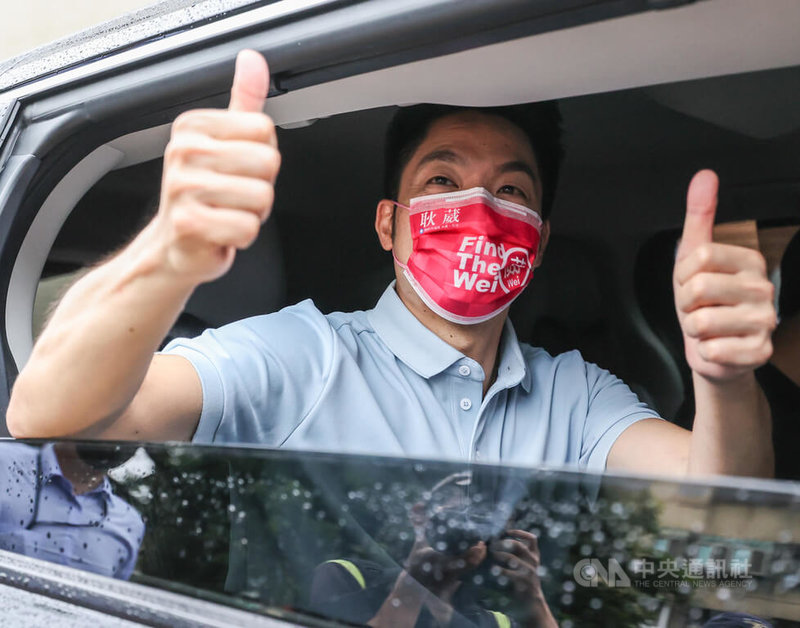 國民黨台北市長參選人蔣萬安（圖）23日出席同黨台北市議員參選人耿葳競選總部成立大會，離開前在車內用雙手比出大拇指，向眾人致意。中央社記者鄭清元攝  111年10月23日
