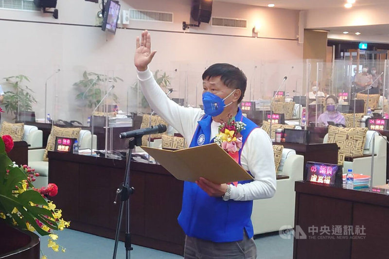 台南市議會24日辦理副議長補選，第3次會議才有共26人出席達法定開會人數，由國民黨推出的李文俊（圖）拿到23票當選，隨即宣誓就任。中央社記者楊思瑞攝  111年10月24日
