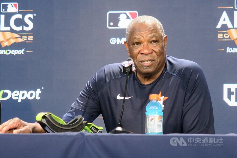 美國職棒大聯盟休士頓太空人總教練貝克（Dusty Baker）率隊在美聯冠軍系列賽橫掃紐約洋基，連兩季闖進世界大賽，將與費城費城人爭奪隊史第2座世界冠軍。中央社記者尹俊傑紐約攝  111年10月24日