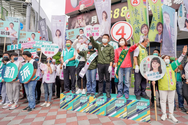 民進黨台中市長參選人蔡其昌（前右4）24日持續「全面開站」計畫，前往西屯區文心路、中清路口，與市議員參選人一起向路過的民眾打招呼、拜票。（蔡其昌競選總部提供）中央社記者蘇木春傳真  111年10月24日