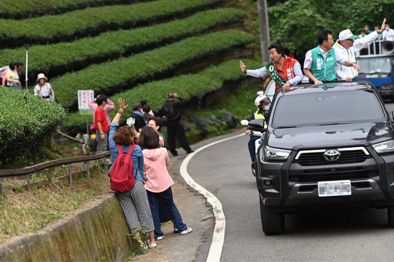 民進黨南投縣長參選人蔡培慧（車上左）24日車隊掃街一整天，遍及國姓鄉、中寮鄉、鹿谷鄉、水里鄉、集集鎮，沿途獲選民熱情回應。（蔡培慧團隊提供）中央社記者蕭博陽南投縣傳真  111年10月24日