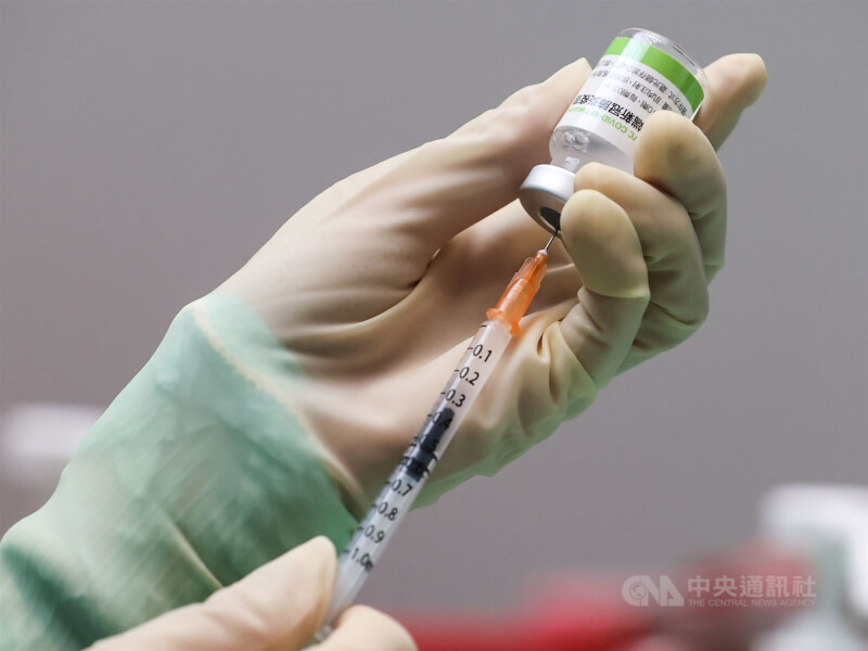 高端疫苗宣布，10月28日至年底免費提供接種高端新冠疫苗的民眾赴日本前PCR檢測服務。圖為醫護人員準備施打高端疫苗。（中央社檔案照片）
