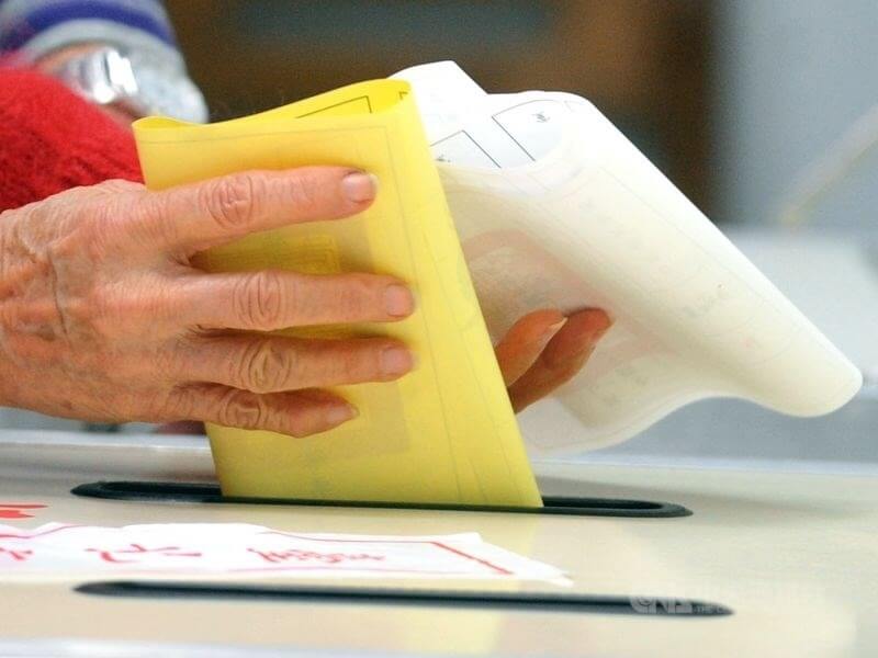中選會主委李進勇指出，選務防疫計畫是為了保護投票權人與選務人員的安全與健康，且皆依法行政。（中央社檔案照片）