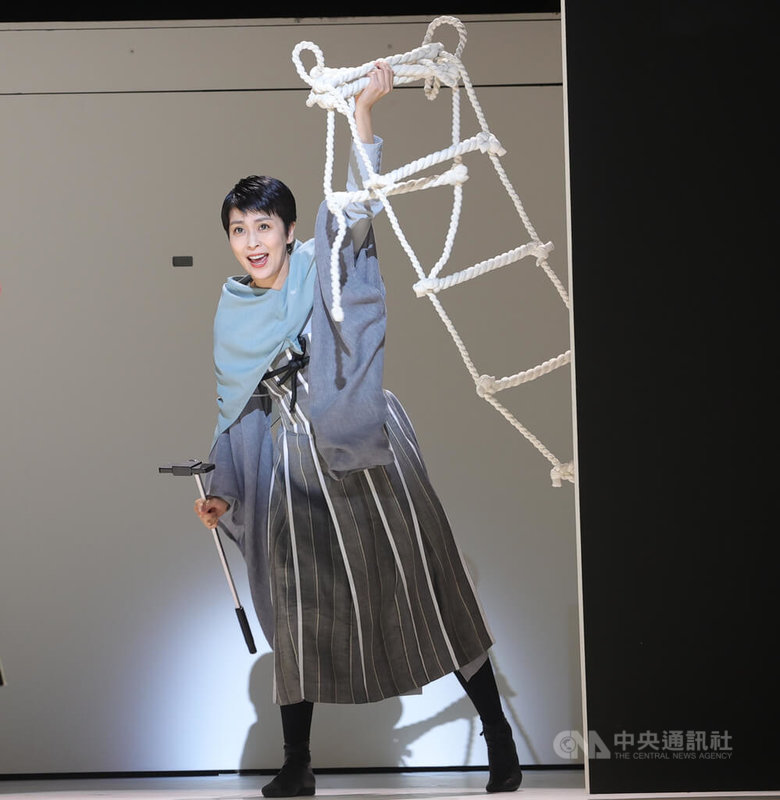 日本導演野田秀樹自編自導自演的舞台劇「Q：歌舞伎之夜」將於25日至30日在台北國家戲劇院演出，24日提前開放媒體捕捉精彩片段，日劇女神松隆子（圖）帶來精彩演出。中央社記者謝佳璋攝 111年10月24日