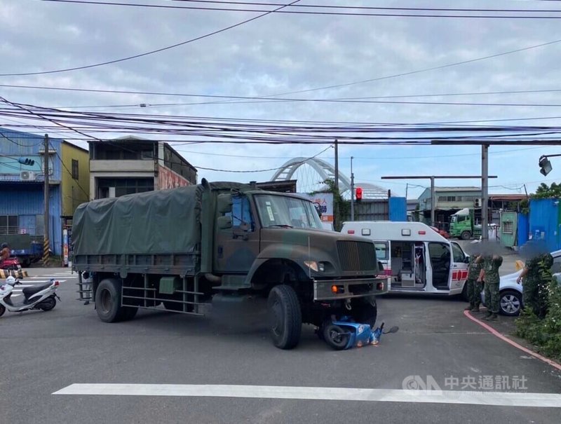 新北市三峽區介壽路2段25日上午7時許發生車禍，媽媽載4歲女童上學時，與軍用卡車擦撞，消防人員到場時母女兩人呈現OHCA（到院前心肺功能停止）狀態，已緊急送醫。（翻攝照片）中央社記者高華謙傳真  111年10月25日