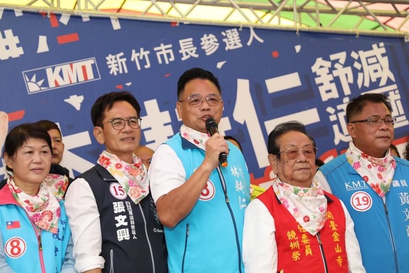 國民黨新竹市長參選人林耕仁（前中）25日成立客家後援會，林耕仁致詞表示，全國各縣市客家人口占比，新竹市約有30%是客家人，代表新竹市比其他縣市有更多的責任，宣示要打造年輕、親子、都會的客家文化生活型態。（林耕仁競選團隊提供）中央社記者魯鋼駿傳真  111年10月25日