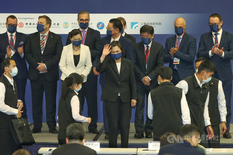 「2022投資歐盟論壇」25日下午在台北國際會議中心舉行，總統蔡英文（中前）、經濟部長王美花（左3）等人出席，蔡總統向現場與會人員揮手致意。中央社記者鄭傑文攝  111年10月25日