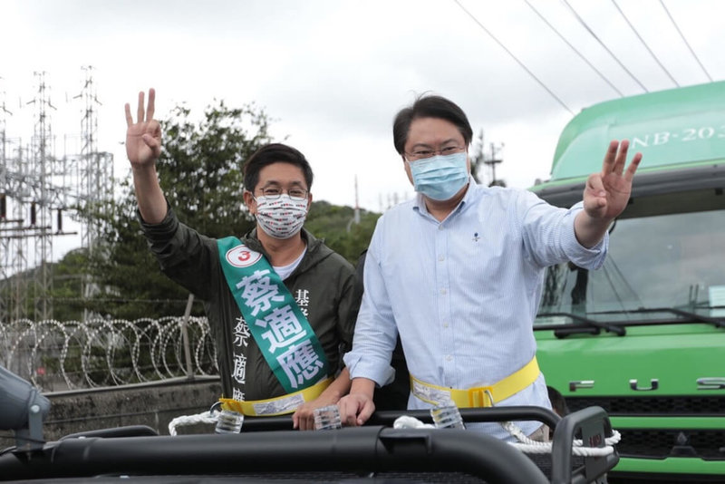 基隆市長林右昌（右）25日陪同民進黨基隆市長參選人蔡適應（左）在市區車隊掃街拜票，尋求選民支持。（蔡適應競選總部提供）中央社記者沈如峰基隆傳真  111年10月25日