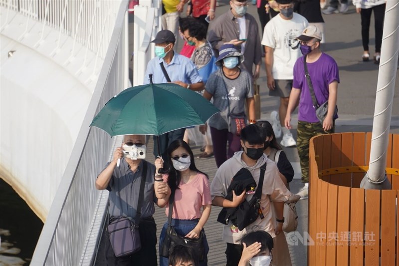 圖為24日高雄駁二藝術特區參與團體旅遊民眾。（中央社檔案照片）