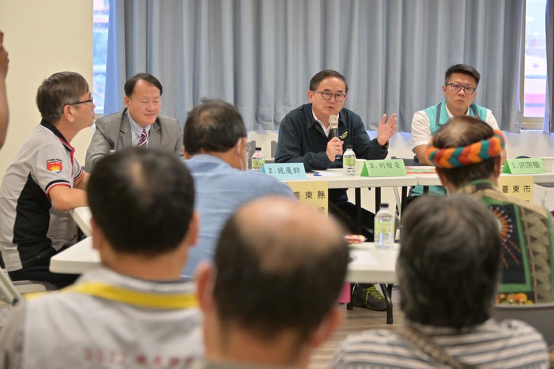 民進黨台東縣長參選人劉櫂豪（後右2）25日參與公民團體舉辦「縣長給問嗎？」活動，針對環保、婦幼、部落產業、族群及體育等議題提出相關政見。（劉櫂豪競選辦公室提供）中央社記者李先鳳傳真  111年10月25日