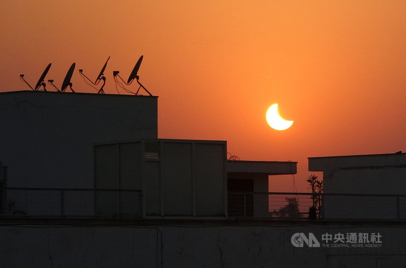 印度大部分地區25日傍晚見到今年最後一次日食現象，圖為首都德里的日食景象。中央社記者林行健德里攝  111年10月25日
