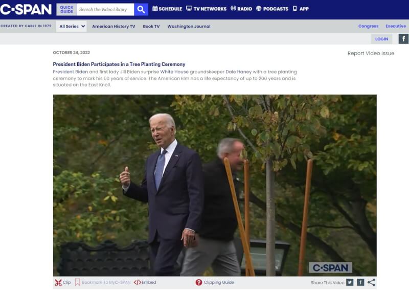 79歲的美國總統拜登（前）被拍到在白宮南草坪一場植樹儀式後似乎迷了路，得靠工作人員指點方向。（圖取自公共事務衛星有線電視網網頁c-span.org）