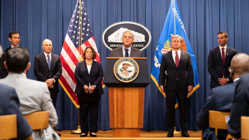 美國司法部長賈蘭德（後右3）24日宣布起訴13名涉嫌為北京情報機構工作的中國公民。（圖取自twitter.com/TheJusticeDept）