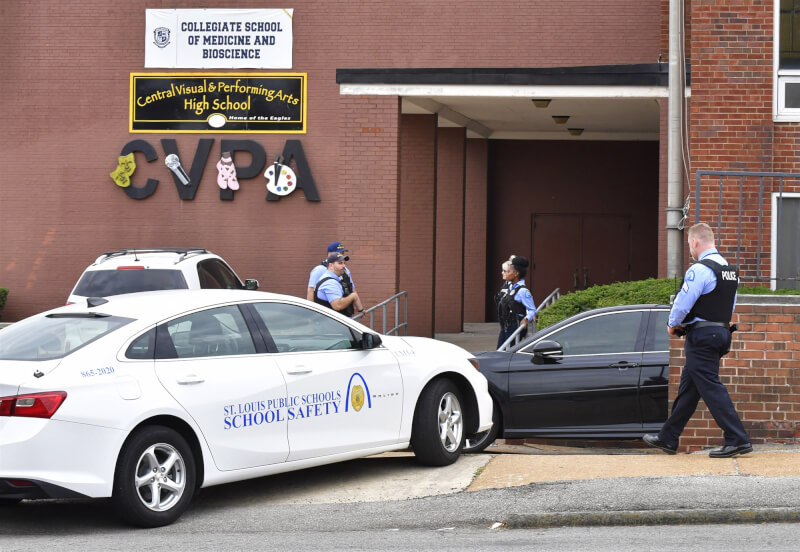 美國密蘇里州聖路易斯24 日發生槍擊事件，警方趕往事發地點「中央視覺與表演藝術高中」。（法新社）