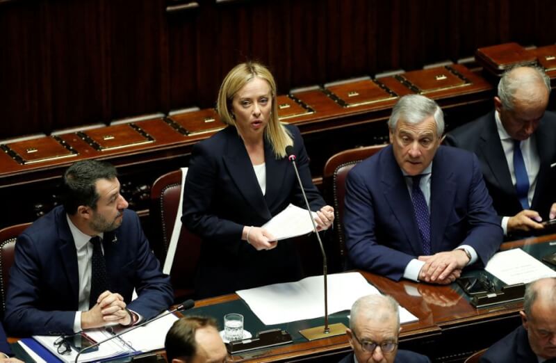 義大利新任總理梅洛尼（左2）25日在國會闡述施政優先議題。（路透社）