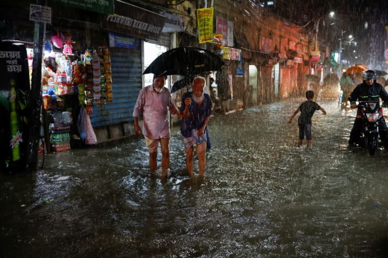 怪獸氣旋「西塘」24日登陸孟加拉南部，暴雨侵襲造成至少16人死亡，約100萬人被迫撤離家園。（路透社）