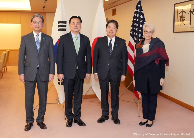 美國副國務卿雪蔓（右1）出訪日本，25日與日本外相林芳正（右2）、外務省事務次官森健良（左1），以及南韓外交部副部長趙賢東（左2）舉行三方會談。（圖取自twitter.com/DeputySecState）