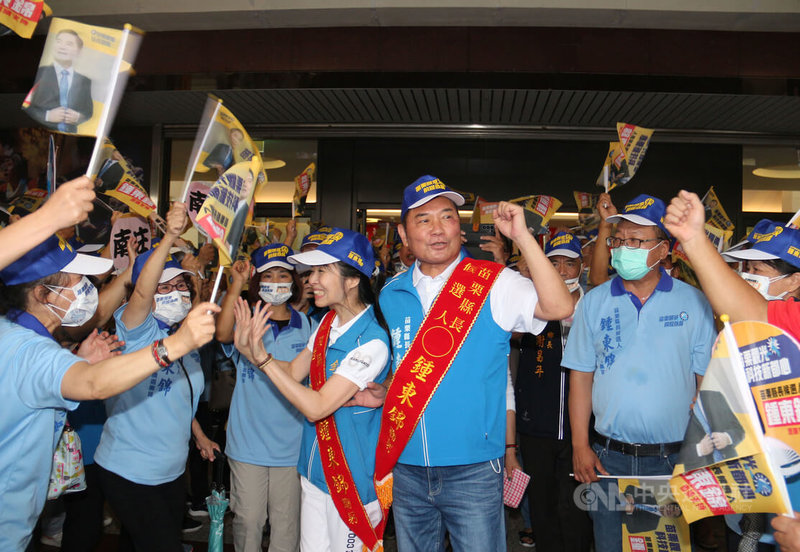 無黨籍苗栗縣長參選人鍾東錦（中）雖遭開除國民黨籍，但以「藍軍大兵」自居，訴求為苗栗守住藍天，積極在18鄉鎮市成立競選總部，號召縣內各大團體成立後援會，基層實力不容小覷。中央社記者管瑞平攝  111年10月26日