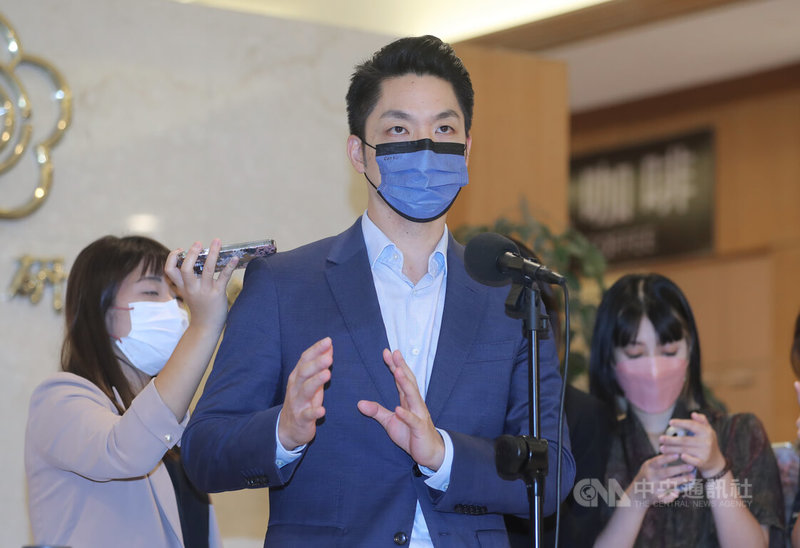 國民黨台北市長參選人蔣萬安（中）26日在立法院接受媒體聯訪時表示，民進黨台北市長參選人陳時中常談抗中保台，自稱有抗中保台DNA，結果事實證明陳時中護航的高端疫苗，第2期臨床試驗是委託中資公司進行數據分析。中央社記者裴禛攝　111年10月26日