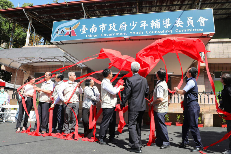 台南市政府少年輔導委員會行政中心26日在中西區揭牌，市長黃偉哲主持儀式，期許相關單位齊心協力開啟少年輔導新的里程碑。（台南市政府提供）中央社記者張榮祥台南傳真  111年10月26日