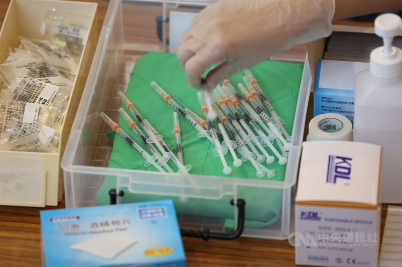 圖為13日新北三重綜合體育館接種站人員備妥次世代雙價疫苗供接種。（中央社檔案照片）