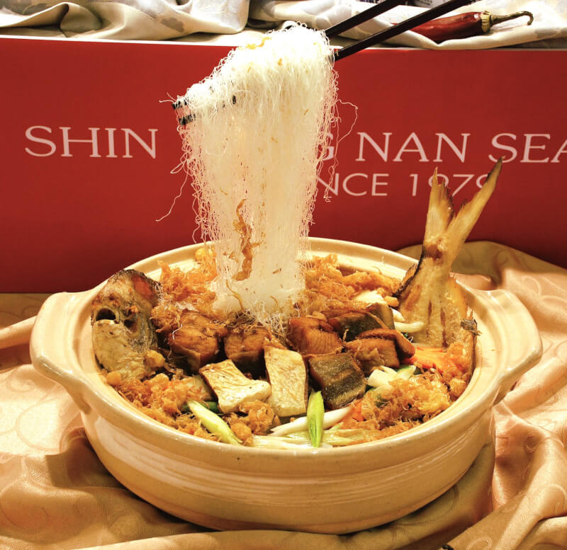 「2022山海台菜餐廳」69家入選名單出爐，並精選出新東南海鮮餐廳、芭達桑原住民主題餐廳等10大代表餐廳。圖為新東南海鮮餐廳的白鯧米粉鍋。（圖取自facebook.com/Taipei.Seafood）
