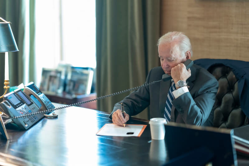美國總統拜登（圖）25日與甫上任的英國首相蘇納克通話，兩人重申美英的特殊關係。圖為拜登9月與佛羅里達州長通話。（圖取自facebook.com/POTUS）
