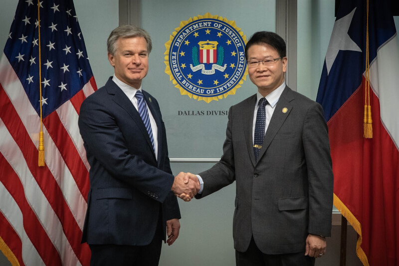 調查局長王俊力（右）日前赴美國出席「國際警政首長協會」，期間拜會美國聯邦調查局局長瑞伊（左）。（圖取自facebook.com/FBI）