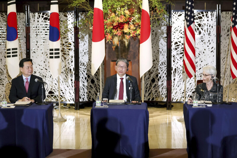 韓國外交部第一次官趙賢東（左起）、日本外務省事務次官森健良與美國副國務卿雪蔓26日在日本外務省飯倉公館舉行會談。（共同社）
