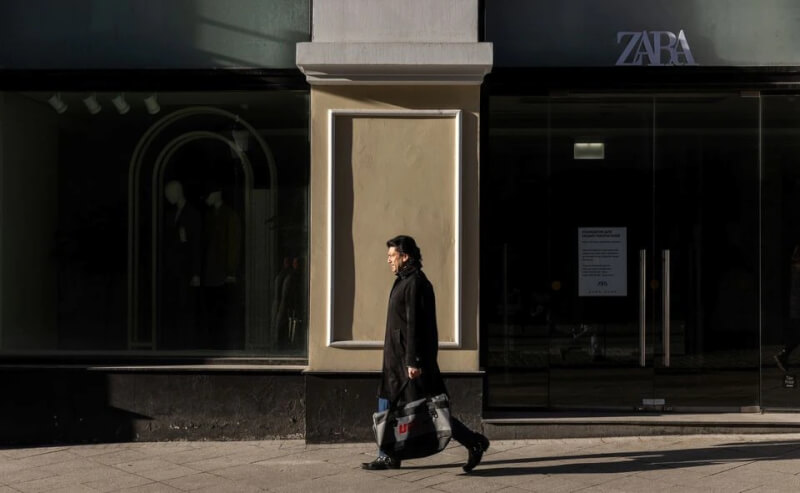 圖為3月一名男子走過莫斯科關閉的Zara商店。（路透社）