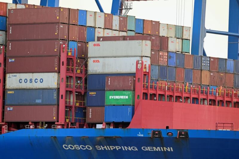 德國政府26日同意中國遠洋運輸公司取得漢堡港托勒奧特貨櫃碼頭低於25%的股權。圖為中國遠洋運輸公司船隻停靠於漢堡港。（路透社）