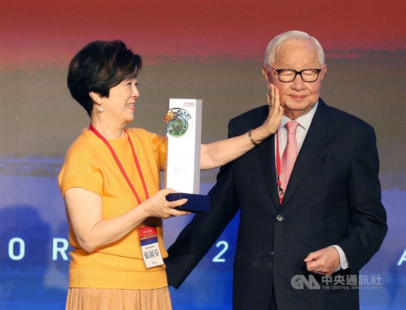 台積電創辦人張忠謀（右）將代表台灣出席APEC經濟領袖會議，夫人張淑芬（左）將陪同。圖為兩人27日參加2022第20屆遠見高峰會，在台上展現夫妻鶼鰈情深。中央社記者郭日曉攝 111年10月27日