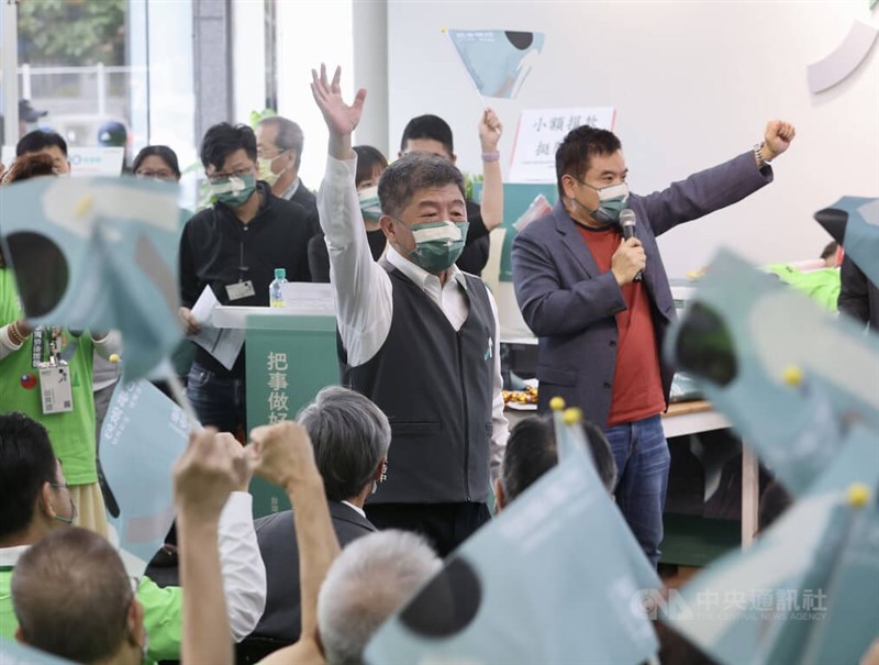 圖為民進黨台北市長參選人陳時中（中）19日競選總部舉辦海外後援會成立大會，進場時受到現場群眾歡迎。（中央社檔案照片）
