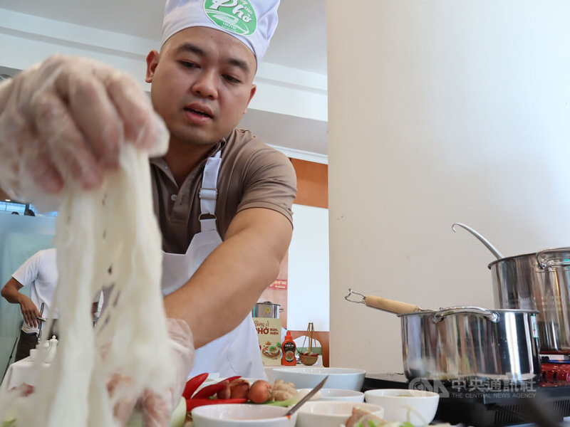 河粉是越南的「國民美食」，在通膨壓力下，河內市不少店家悄悄調漲售價。但河粉小販王文松（圖）的河粉店開在住宅區，考量到鄰里荷包縮水因而不敢調整售價，但賣河粉的利潤愈來愈薄。中央社記者陳家倫河內攝  111年10月27日