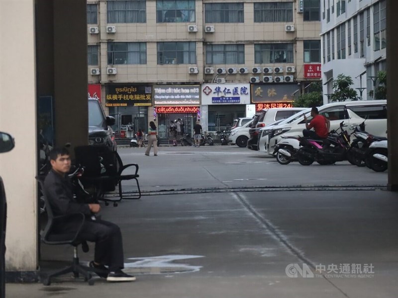 西港的詐騙園區內機能豐富，基本上自成一個社區，透過照片可看到園區內有簡體中文與越文看板，提供剪髮、醫療、按摩、餐飲等服務，但價格通常是外面的10倍以上。攝於9月16日。中央社記者陳家倫施亞努港攝 111年10月27日