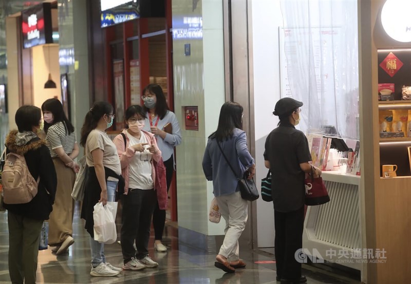 10月消費者信心指數續跌至61.22點，寫下13年新低紀錄。圖為民眾在台北松山車站內店家消費。（中央社檔案照片）