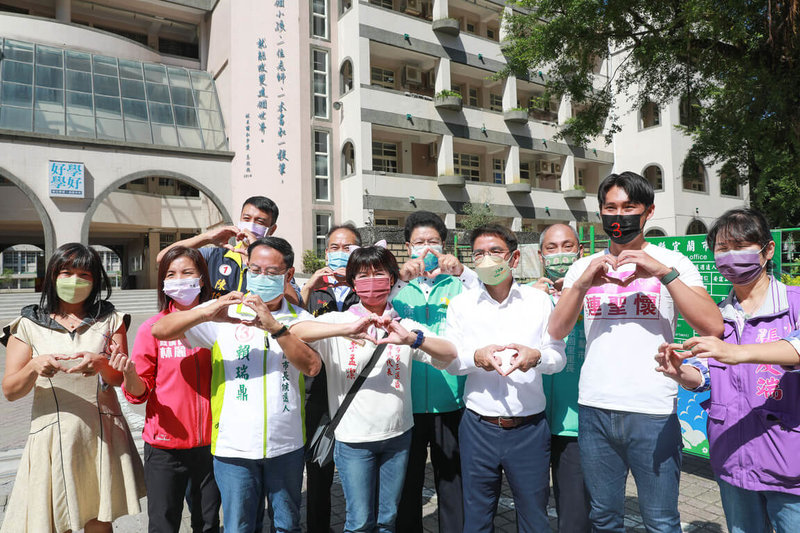 民進黨宜蘭縣長參選人江聰淵（前右3）27日到宜蘭國中關心周邊人行道改善工程，並盼校園也能結合人本與休閒，成為成為縣民公園和休憩場所。（宜蘭市公所提供）中央社記者王朝鈺傳真  111年10月27日