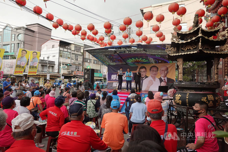 國民黨立委江啟臣（台上左）以「鄉民啟議」展開全台輔選，27日前進屏東，在萬丹鄉萬惠宮為國民黨屏東縣長參選人蘇清泉（台上中）站台助選。中央社記者李卉婷攝  111年10月27日