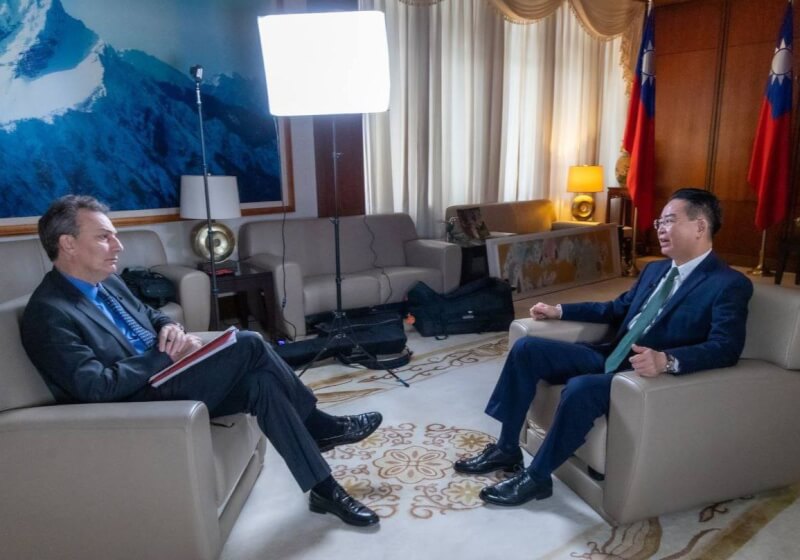 外交部長吳釗燮（右）近日接受英國廣播公司（BBC）採訪。（圖取自外交部網頁mofa.gov.tw）
