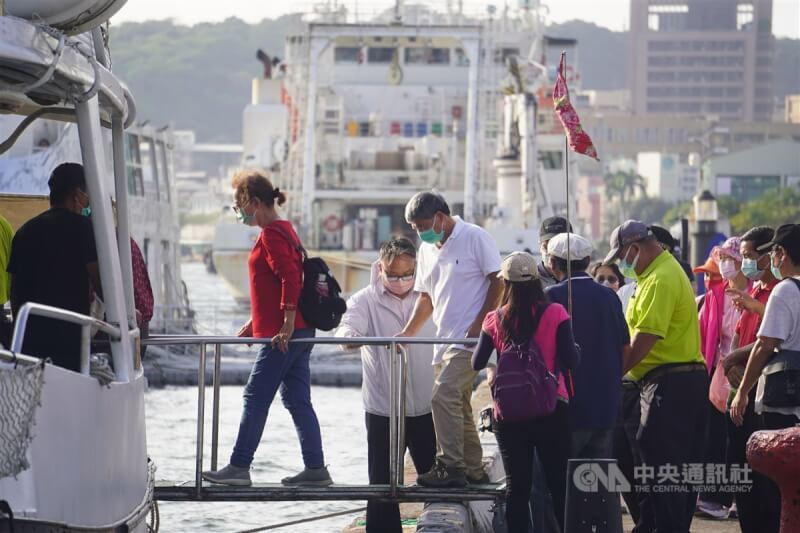 圖為24日民眾在高雄港搭乘遊艇。（中央社檔案照片）